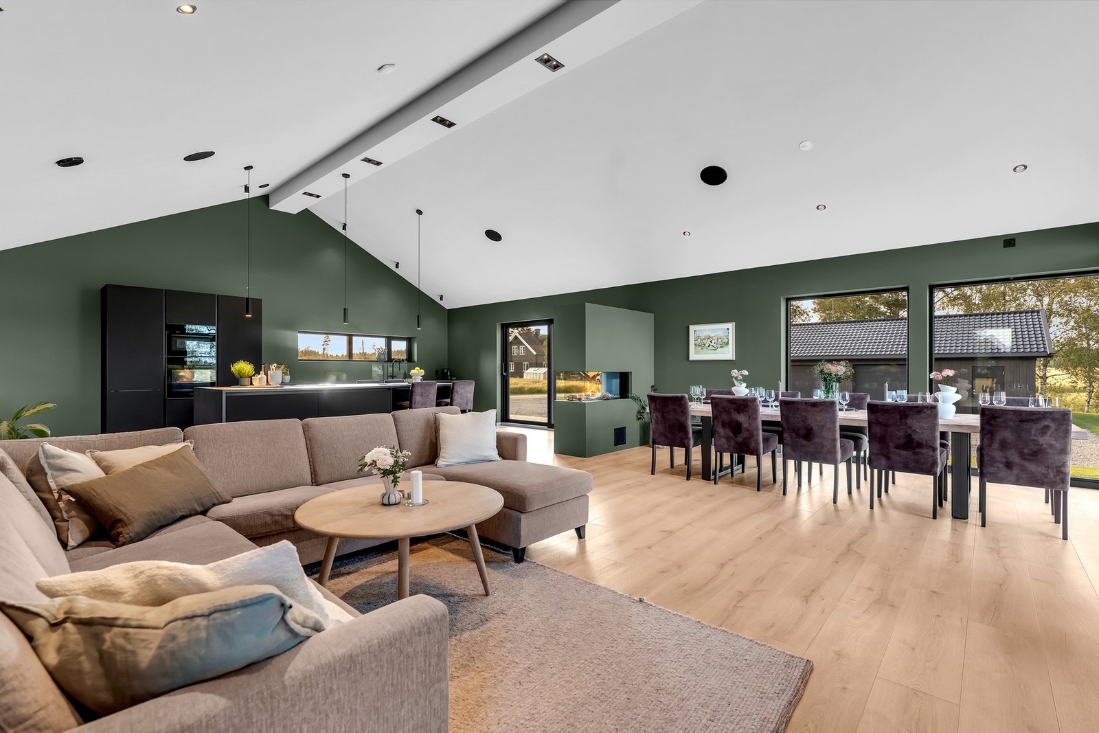 I stuen har man god plass til en større lounge og en stor spiseplass Galleribilde