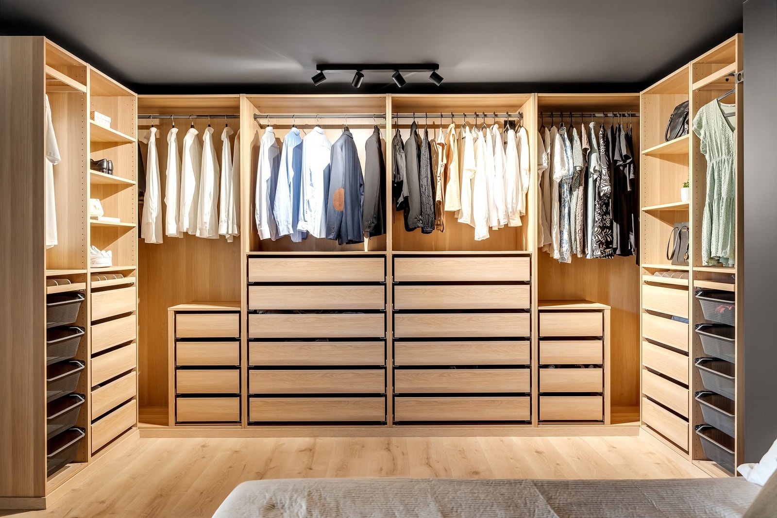 Påkostet garderobeløsning på hovedsoverommet Galleribilde