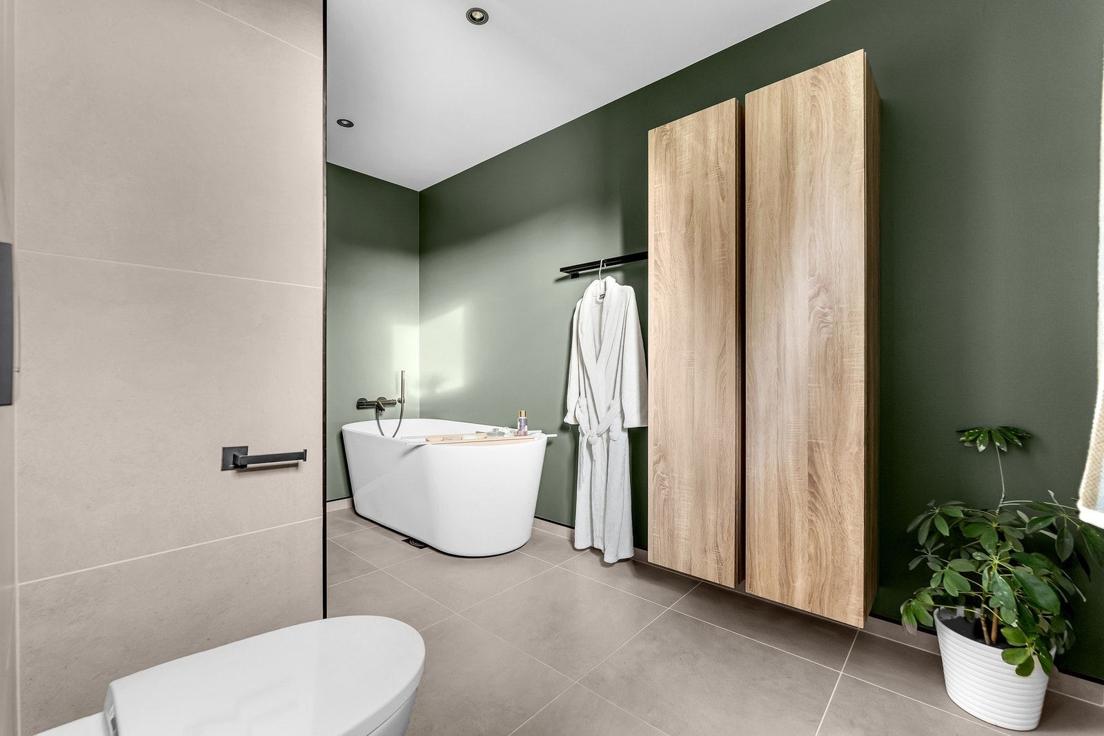 Badet har smart utforming hvor dusjnisjen og toalett er for seg selv Galleribilde