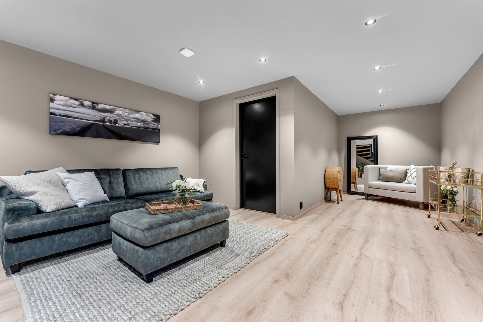 Flere muligheter for hjemmekontor, lounge mm i trapperommet. Videre tilgang til teknisk rom. Galleribilde