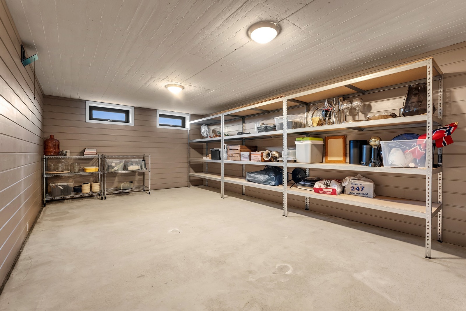 Store bodarealer for lagring i kjelleren Galleribilde