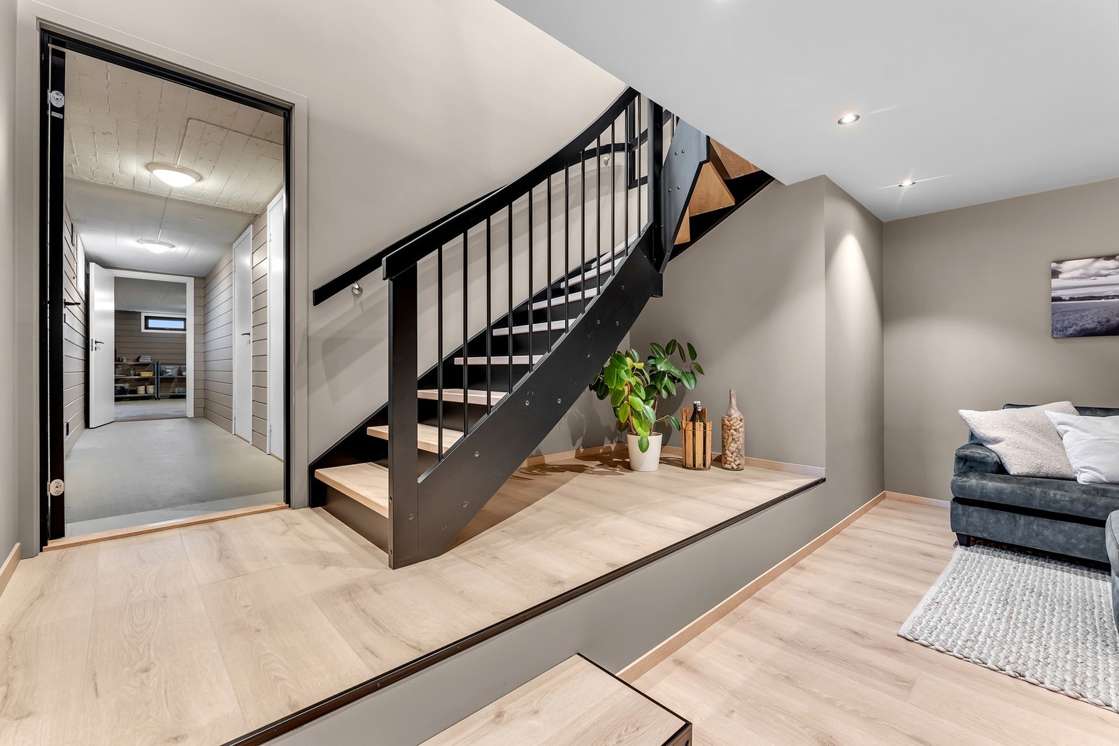 Stort og romslig trapperom med tilgang til kjellerstue og bodarealene. Lekker trapp fra Nortrapp Galleribilde