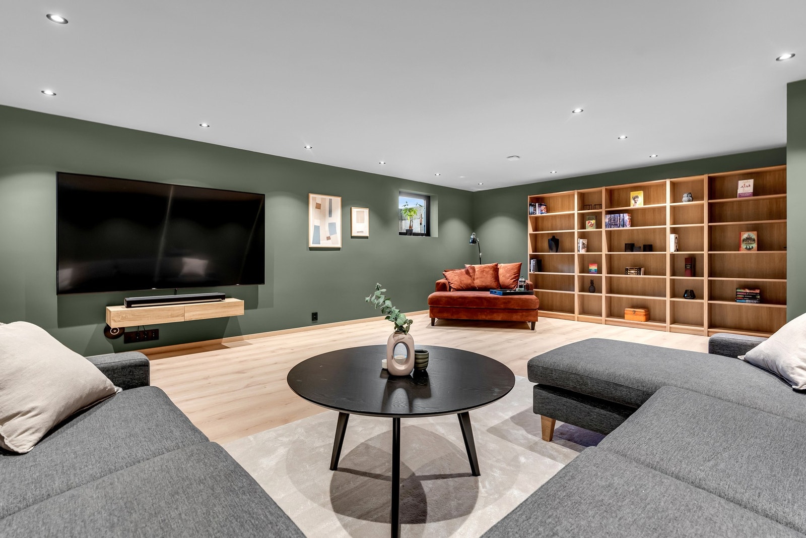 Innredet med stor sofakrok for filmkvelder, men kjellerstuen har mange muligheter med sin romslige utforming. Det er bergvarme også i kjellerstuen Galleribilde