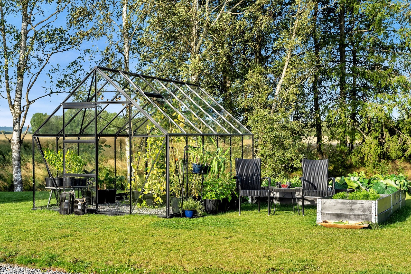 Koselig drivhus i grønne omgivelser Galleribilde