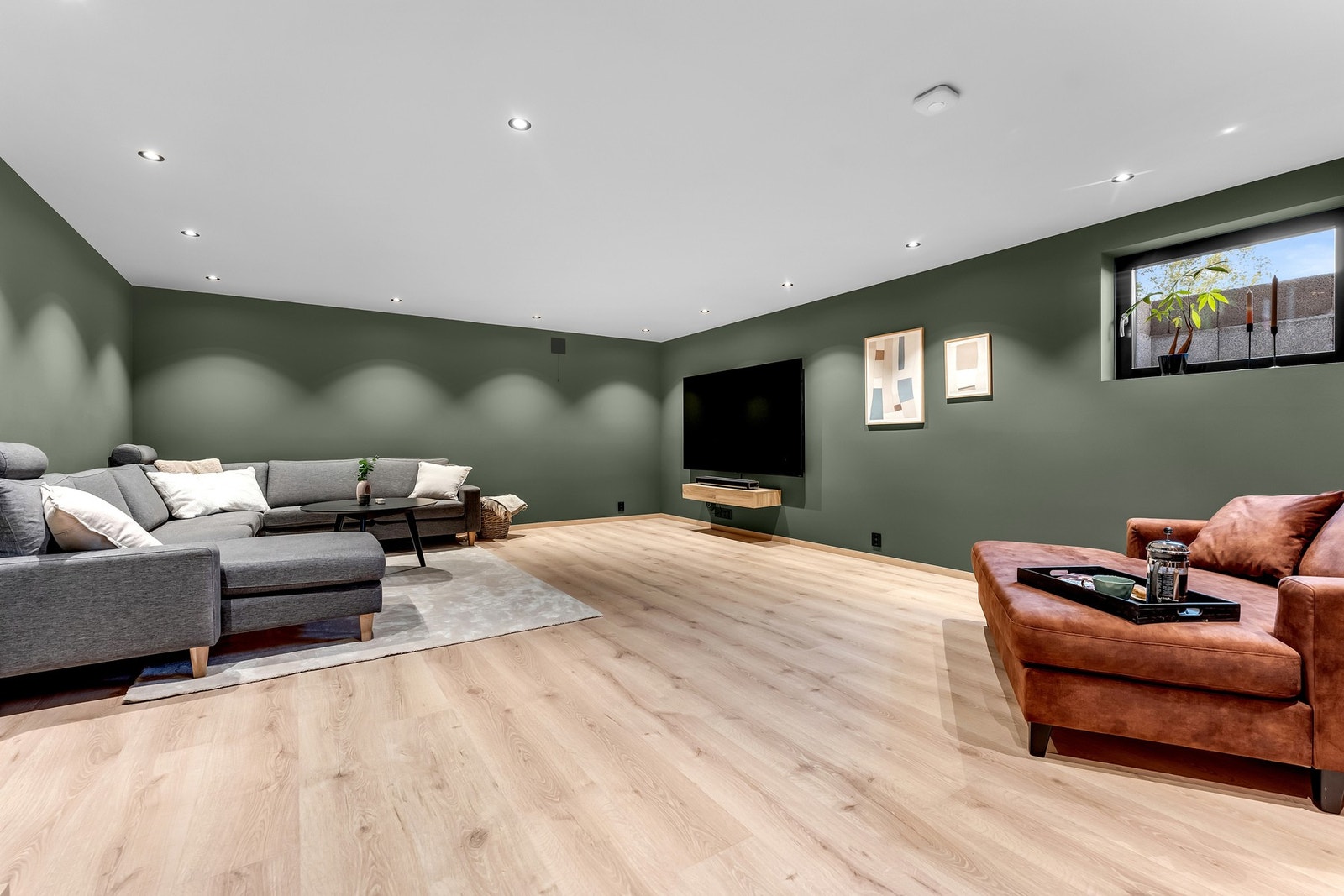 I kjelleren finner man en stor og stilig kjellerstue med rikelig gulvflate. Galleribilde