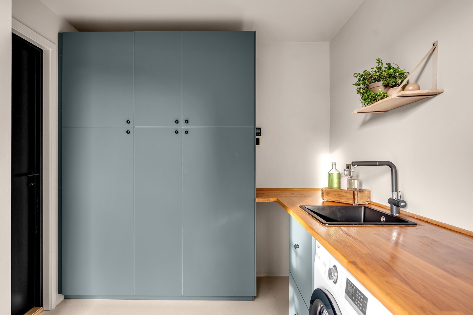 Vaskerommet har rikelig med både benk - og skapplass Galleribilde