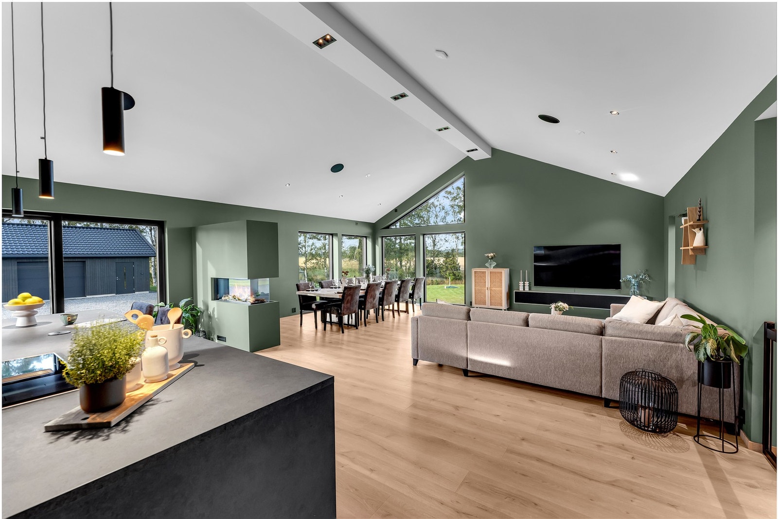 Smakfull og lekker stue/kjøkken-løsning med meget god takhøyde! Galleribilde