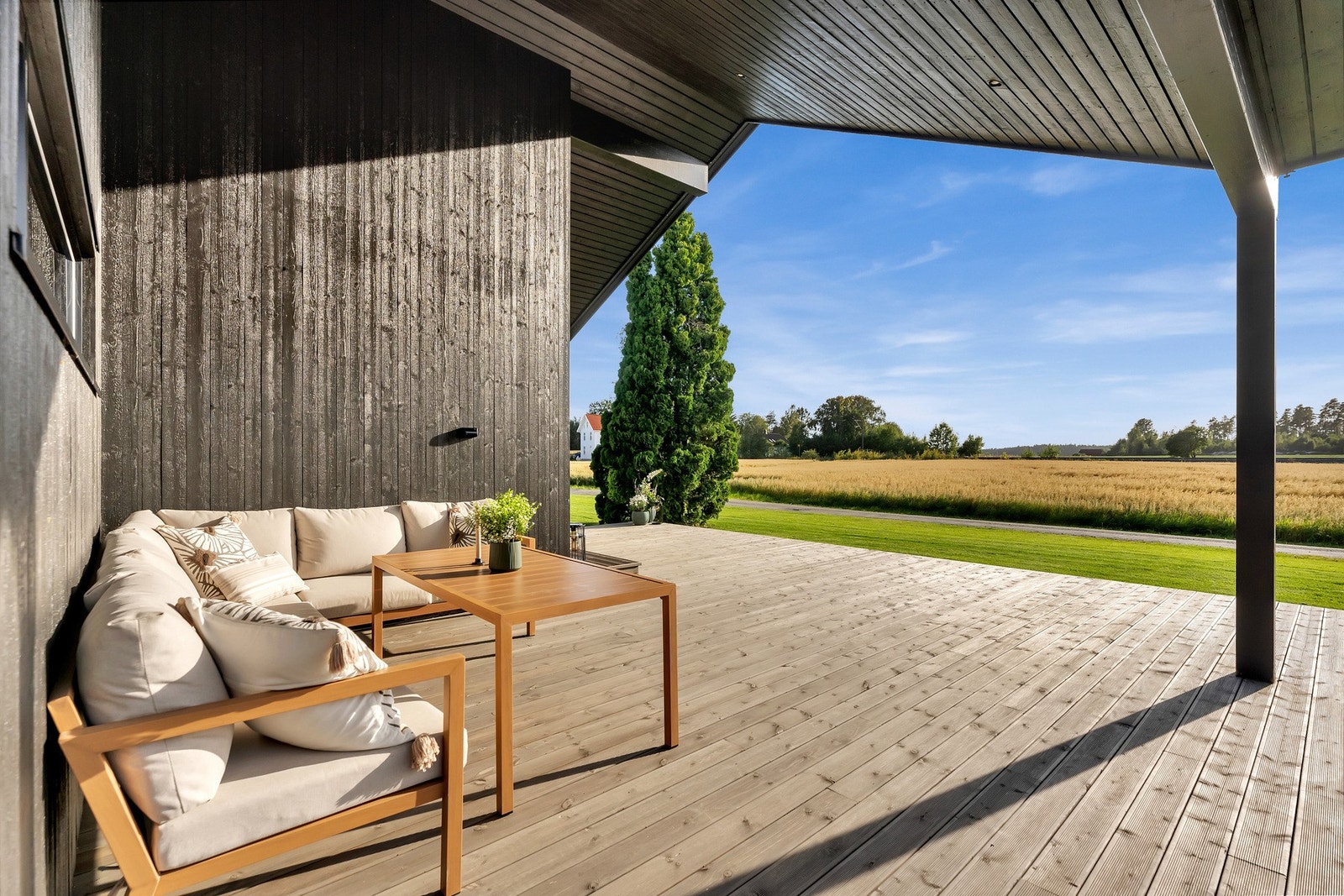 Flere soner på terrassen og med gode solforhold Galleribilde