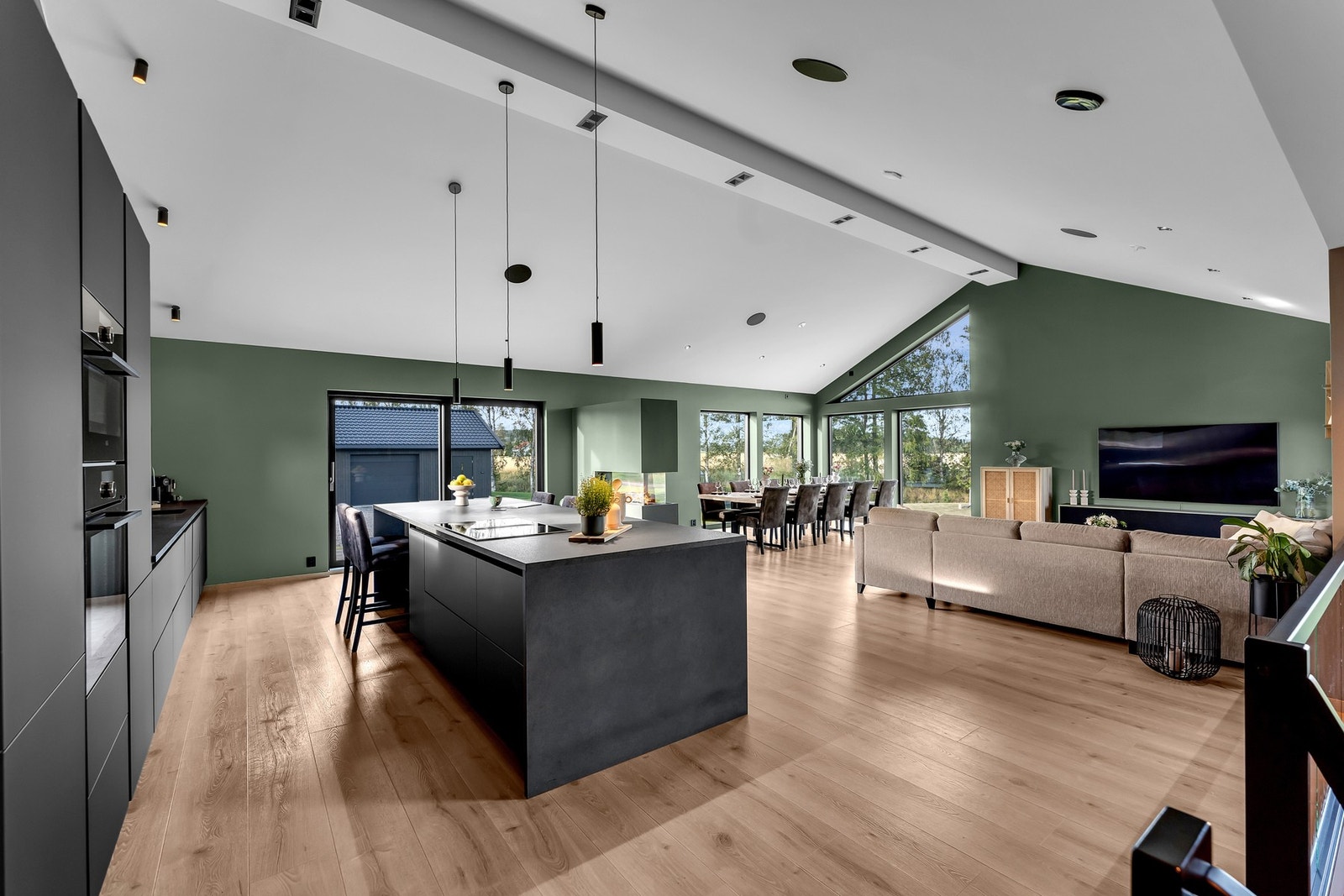 Stuen er i åpen løsning mot kjøkkenet Galleribilde