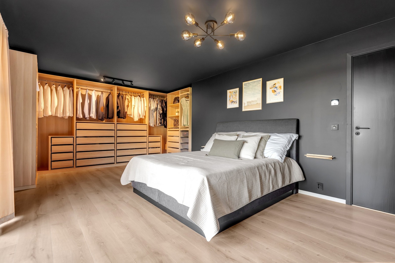 Hovedsoverommet er stort og med flotte detaljer Galleribilde