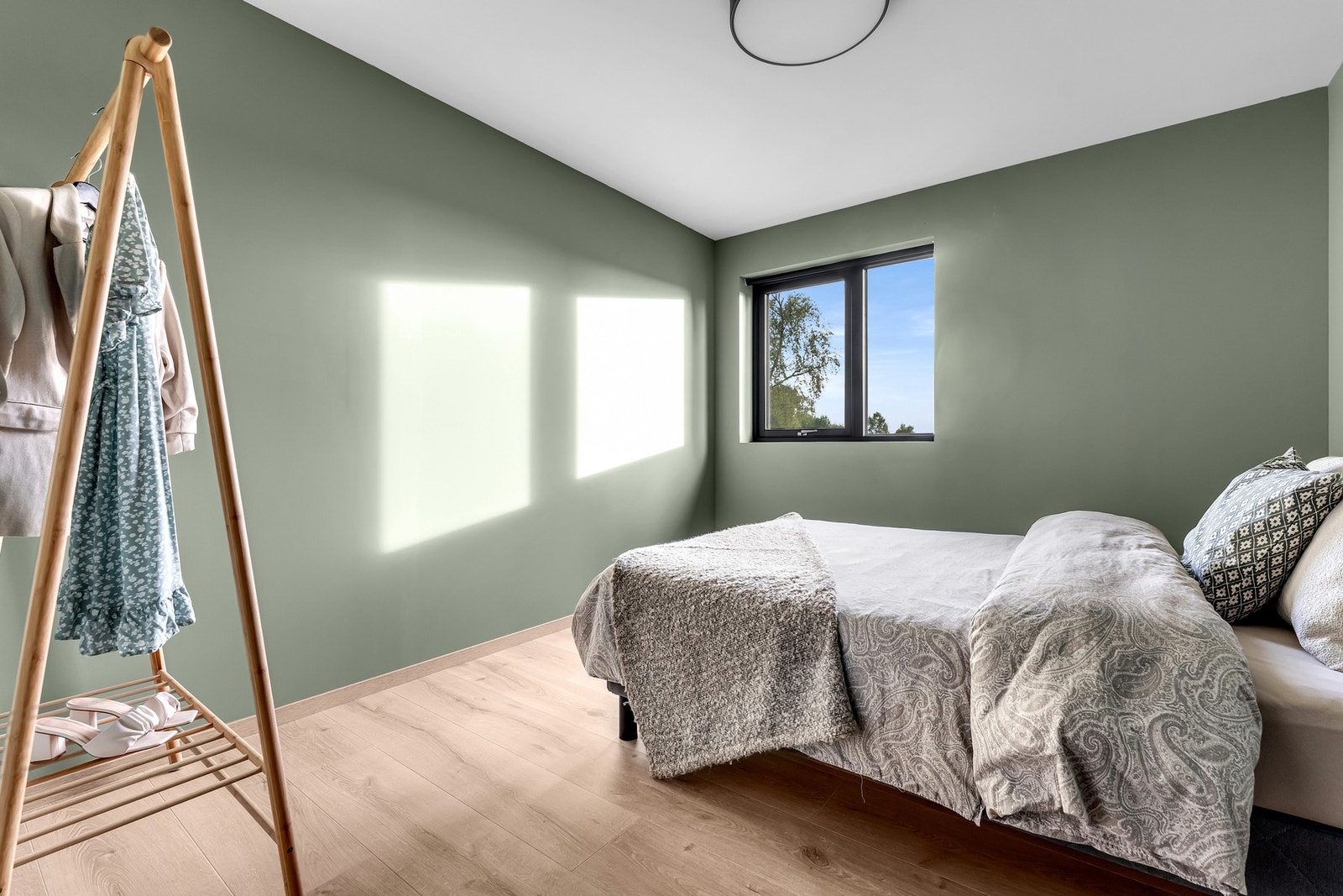 Soverommet nr 3 har også god plass til dobbeltseng og med en utsikt mot grøntarealene rundt Galleribilde