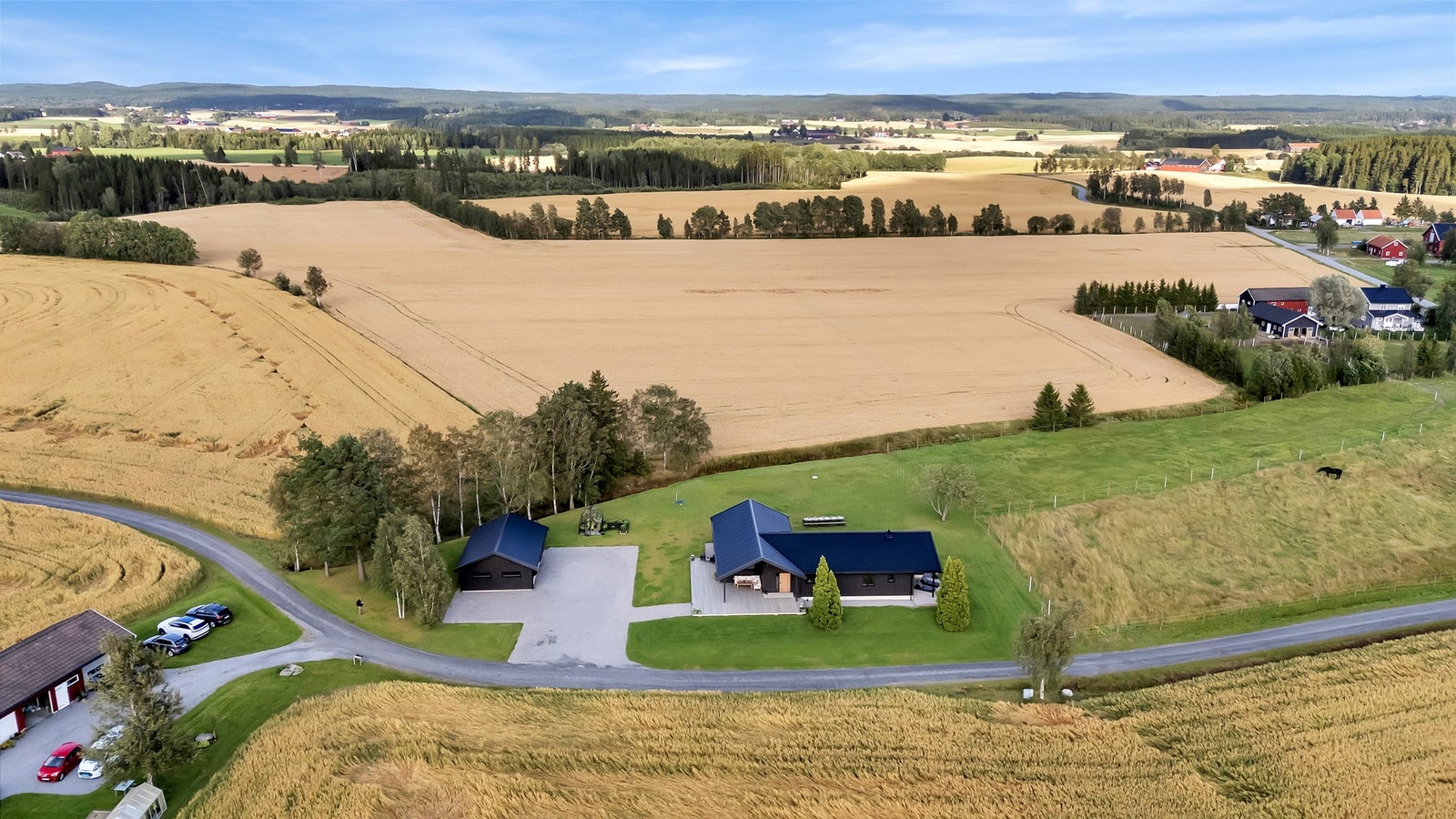 Landlig og vakker beliggenhet og med kort vei til Heia stasjon for tog videre til Mysen, Ski, Oslo mm. Galleribilde