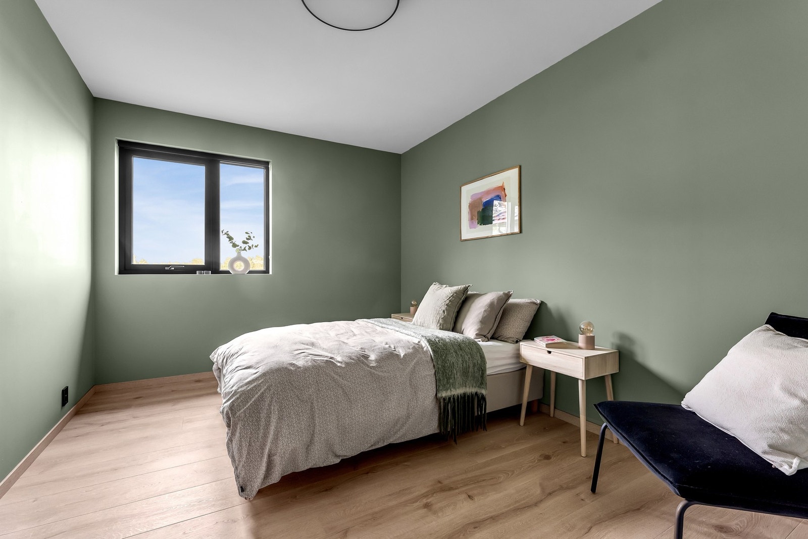 Soverom nr 2 er i moderne farger og med god plass for garderobeskap Galleribilde