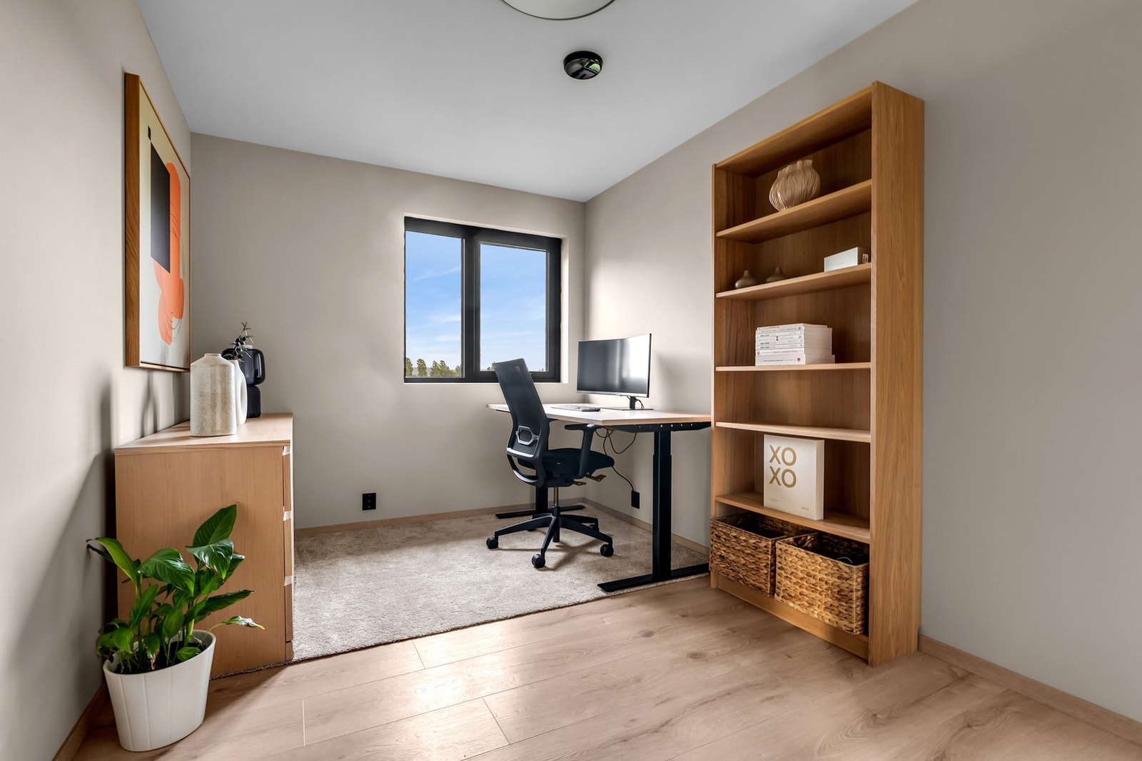 Soverom nr 4 er i dag innredet som et praktisk hjemmekontor, men kan fint benyttes som soverom med plass for dobbeltseng. Galleribilde