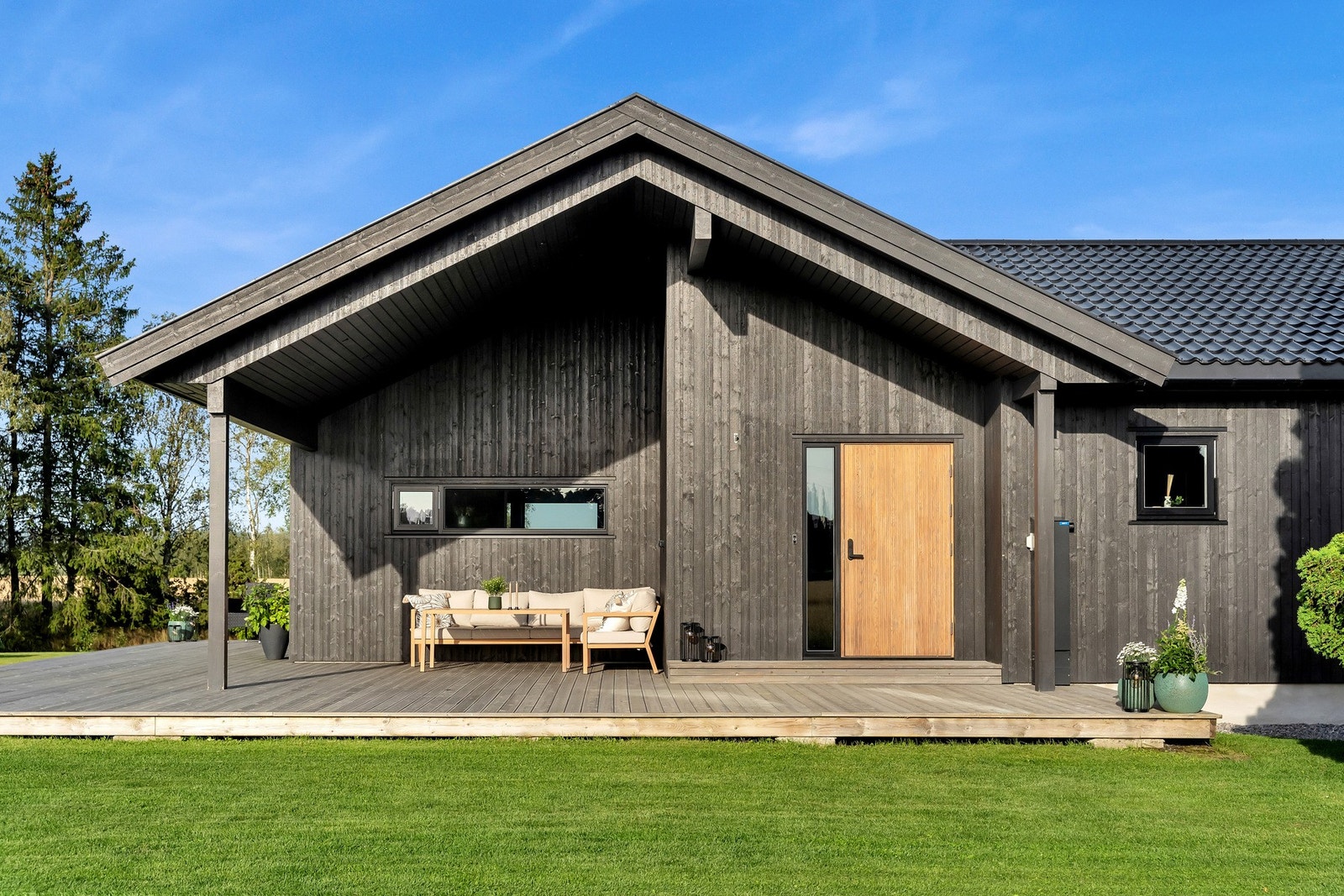 Pent og innbydende inngangsparti med stor terrasse Galleribilde