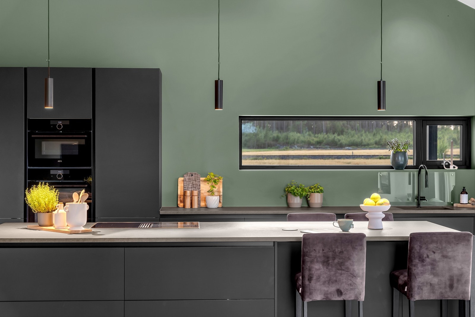 Rikelig med benk - og skapplass. Galleribilde