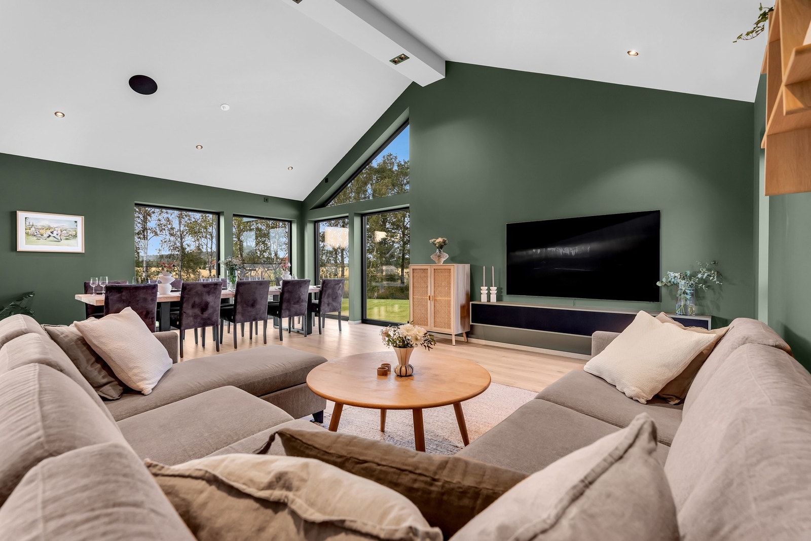 Åpen og moderne løsning i stuen med flotte fargevalg Galleribilde