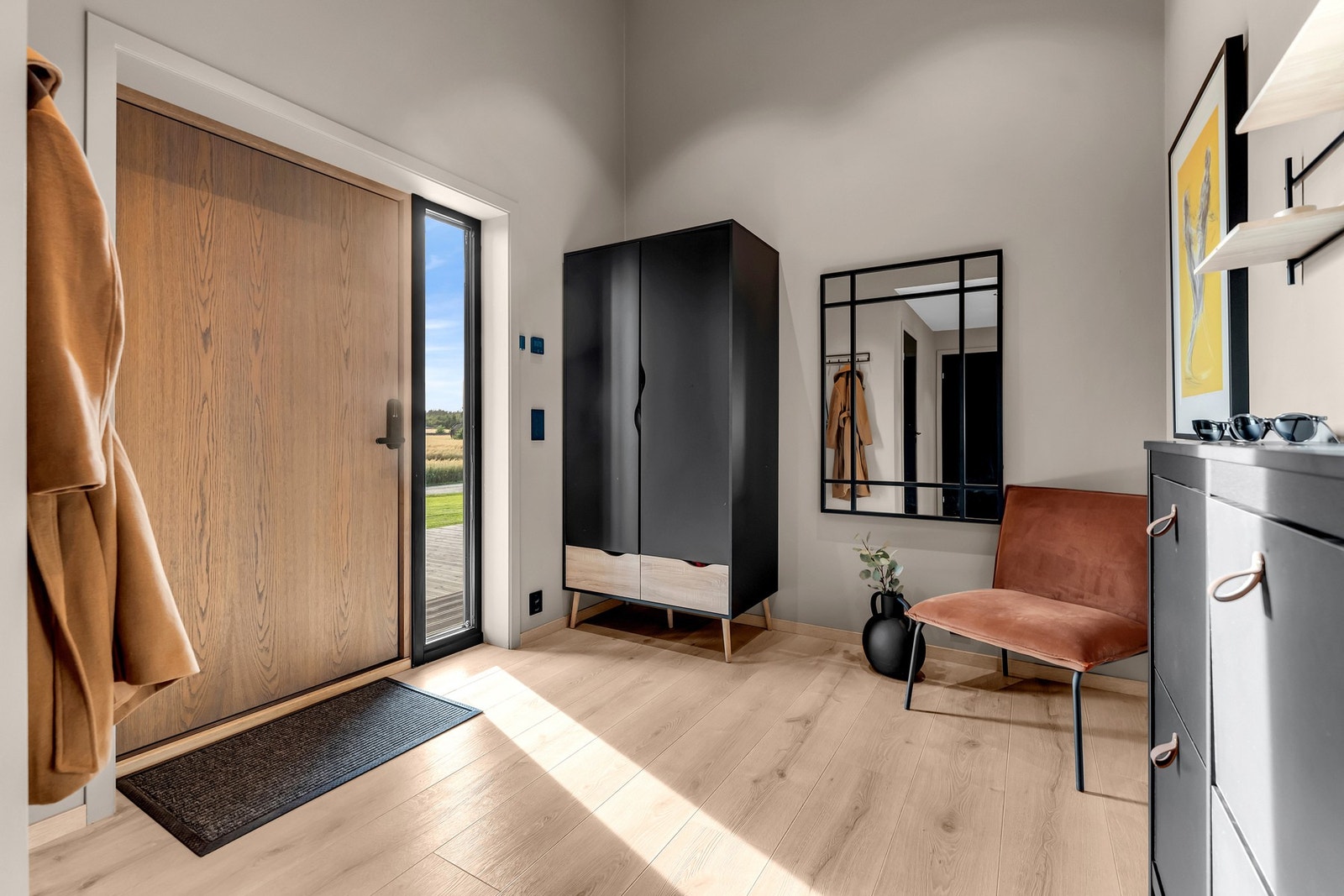 Lys og tiltalende entrè med god plass til garderobeskap og oppheng av yttertøyet. Hele 1.etg varmes opp via bergvarme Galleribilde