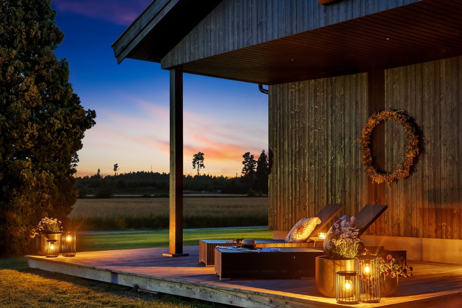 Koselig terrasse på baksiden av boligen hvor solen kan nytes på dagen eller man kan nyte utsikten på kveldstid Galleribilde