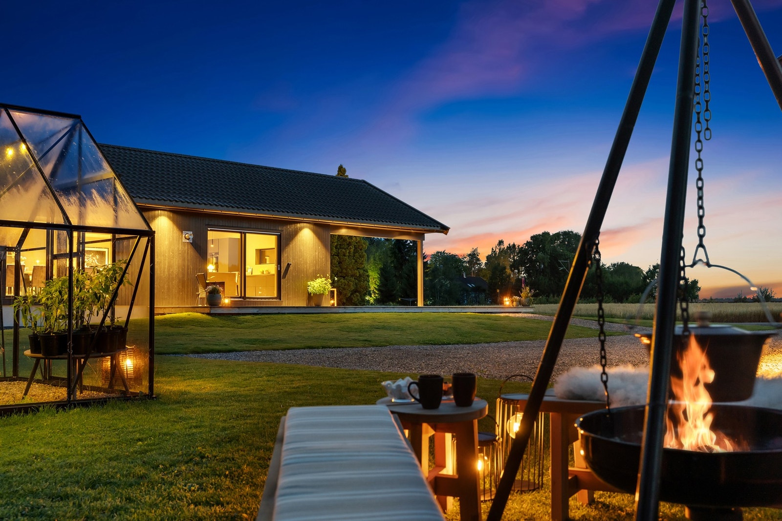På kveldstid kan man nyte kvelden ved terrassen, drivhuset, bålplassen mm. Galleribilde