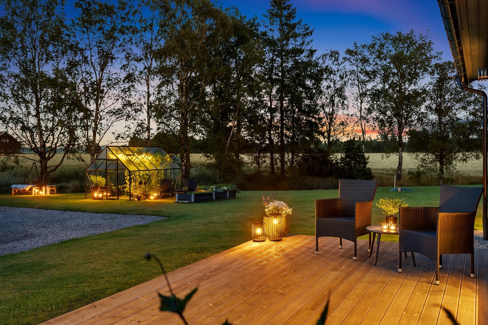 Terrassen har lett tilgang til hage og resterende tomteareal Galleribilde