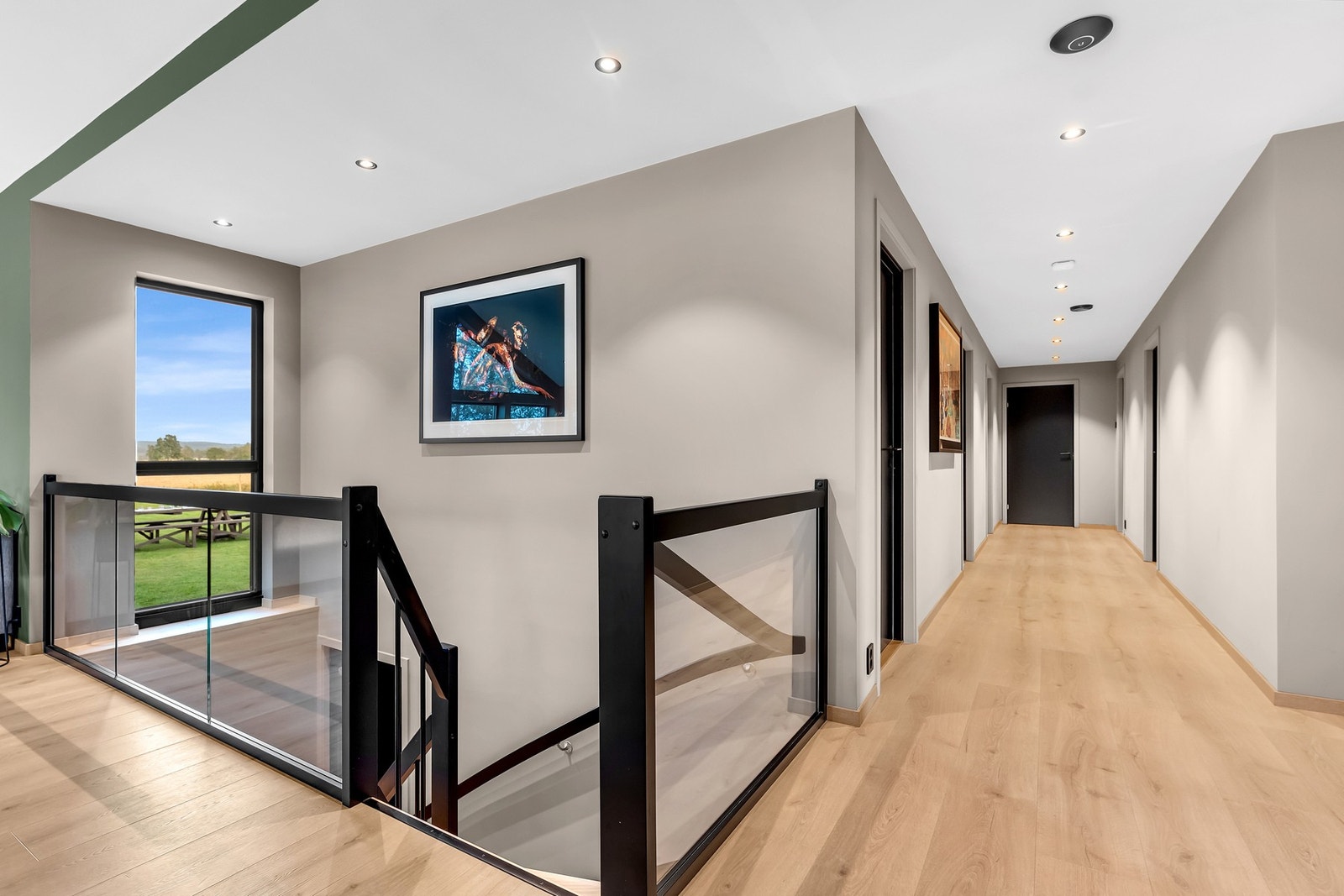 Lys og romslig gang som binder hele 1.etasje sammen Galleribilde