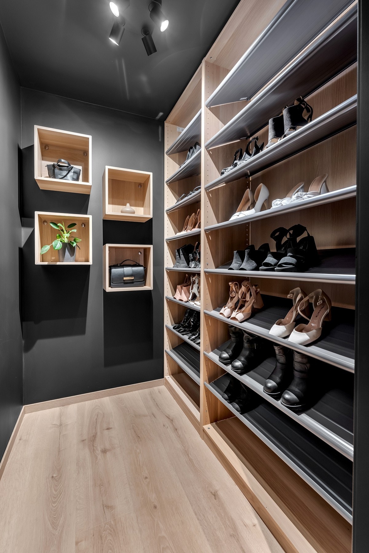 Stilig bod som er innredet som et walk-in-closet med flere muligheter for oppbevaring Galleribilde