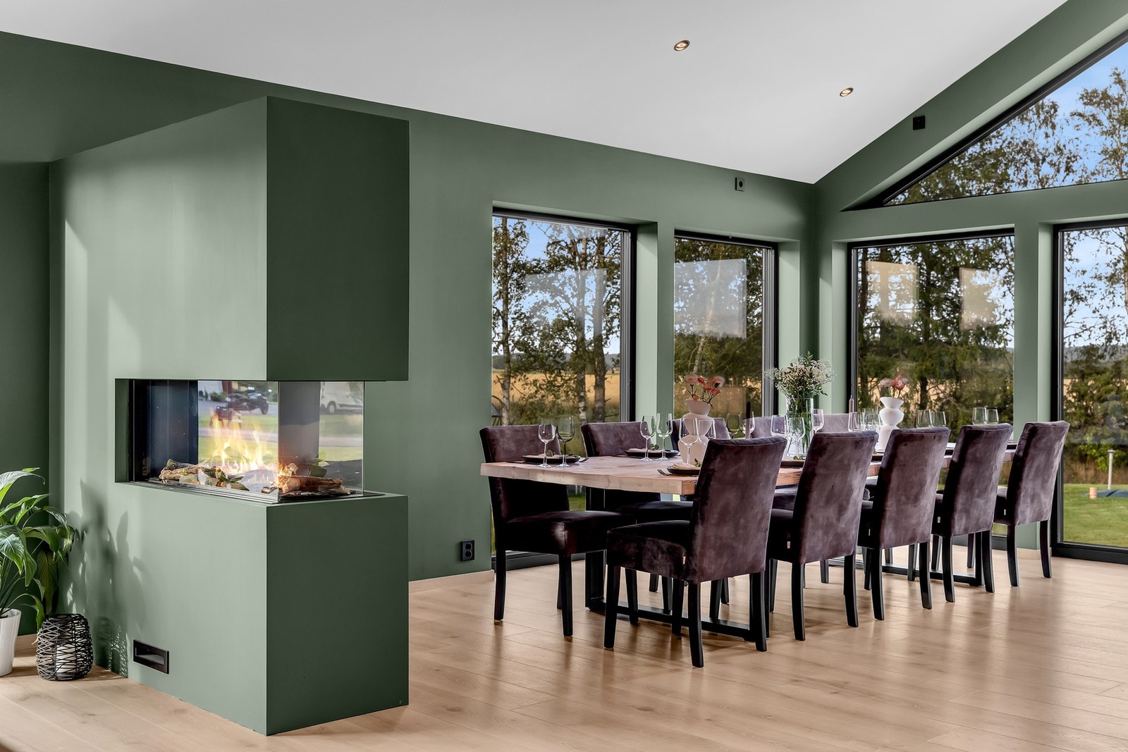 Spiseplassen har store vindusflater som gir rikelig med naturlig lys og utsikt mot åkerlandskapet. Gasspeis for ekstra hygge høst og vinterstid Galleribilde