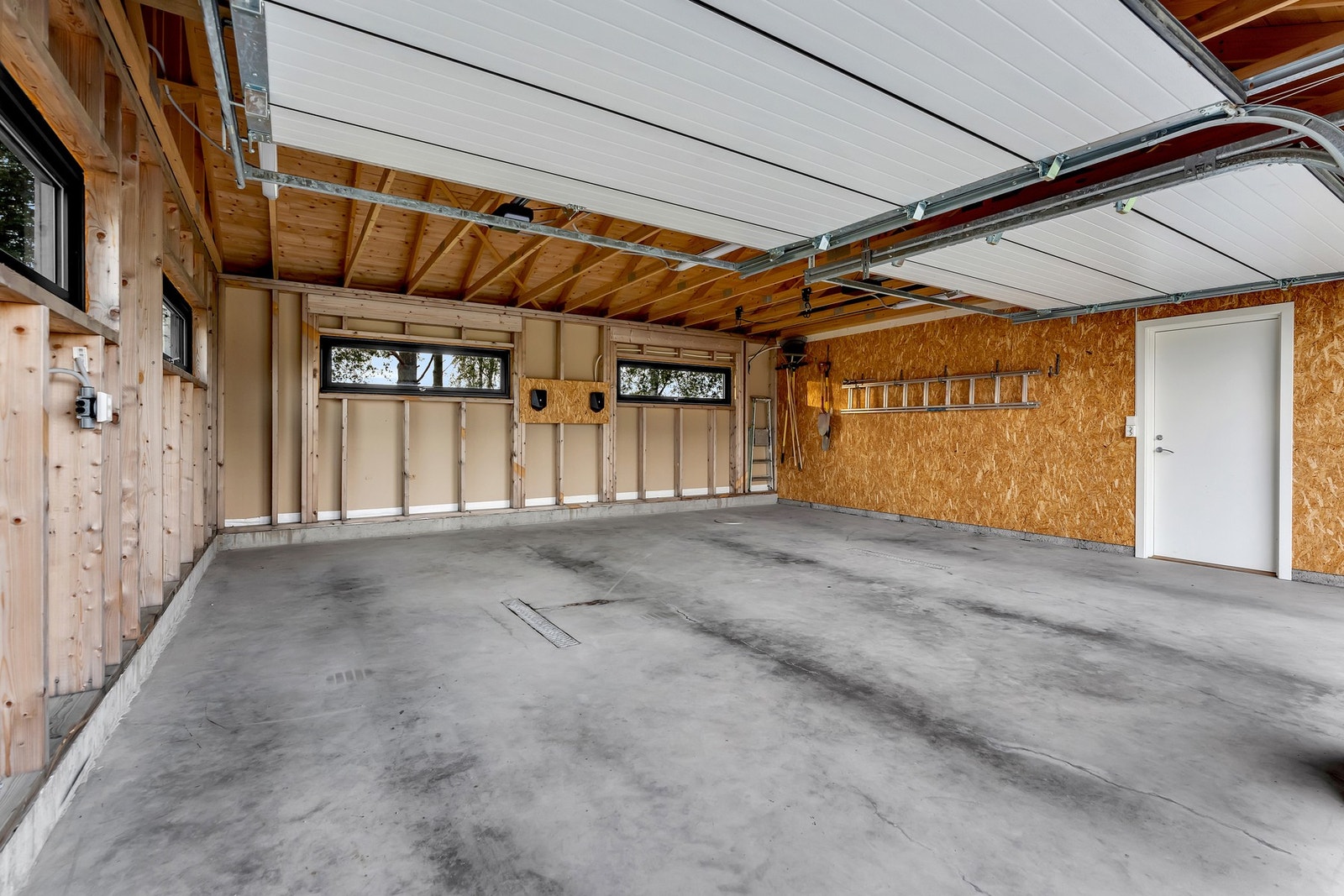 Stor dobbeltgarasje med to stk elbil-ladere Galleribilde