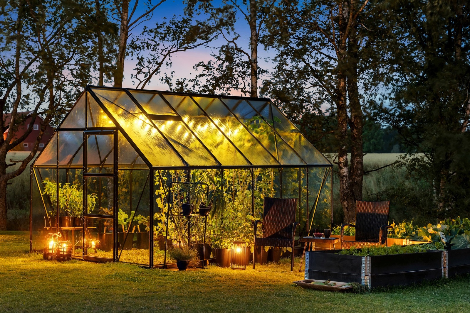 Koselig drivhus med flere soner for dyrking og avslapping Galleribilde