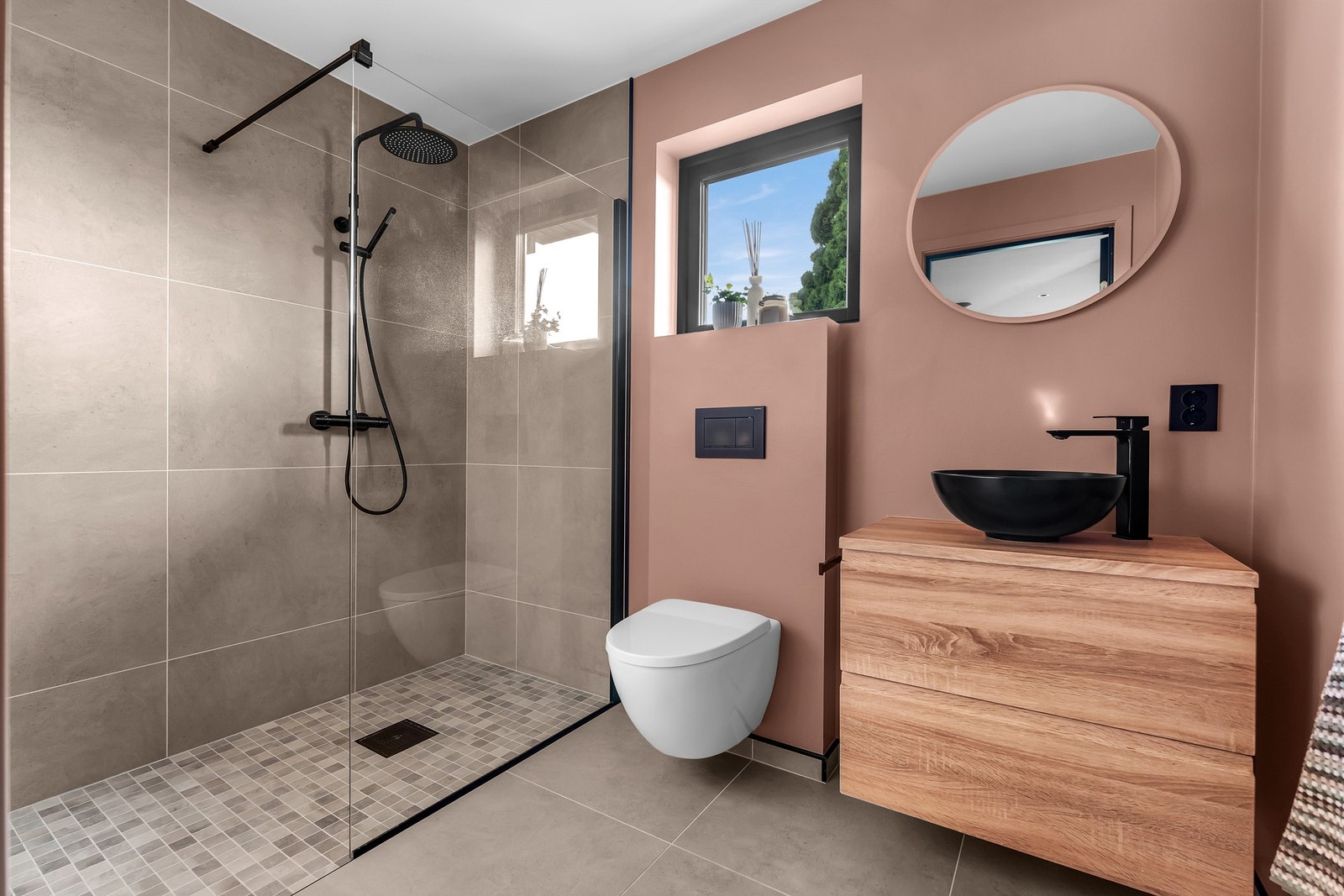 Baderom nr 2 er også i moderne farger og med smart utforming Galleribilde