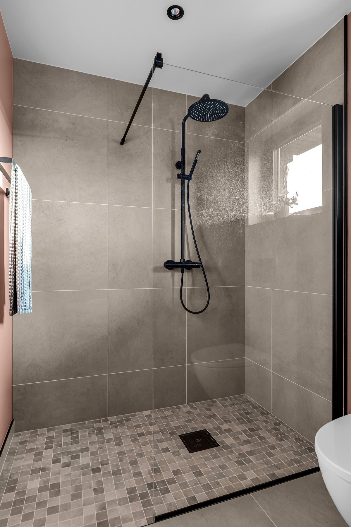 Romslig dusjsone med rainshower dusjhode Galleribilde