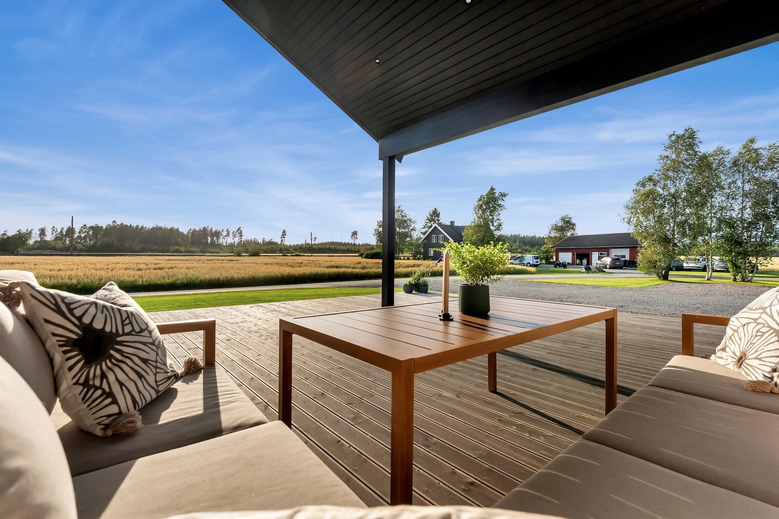 På terrassen har man god plass til en stor lounge, spiseplass og grill Galleribilde