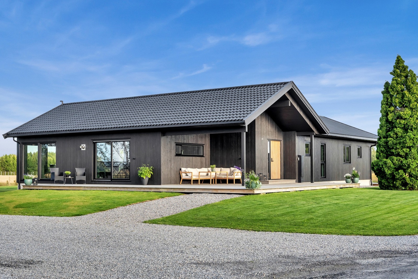 Stor og god gårdsplass med flere biloppstillingsplasser Galleribilde