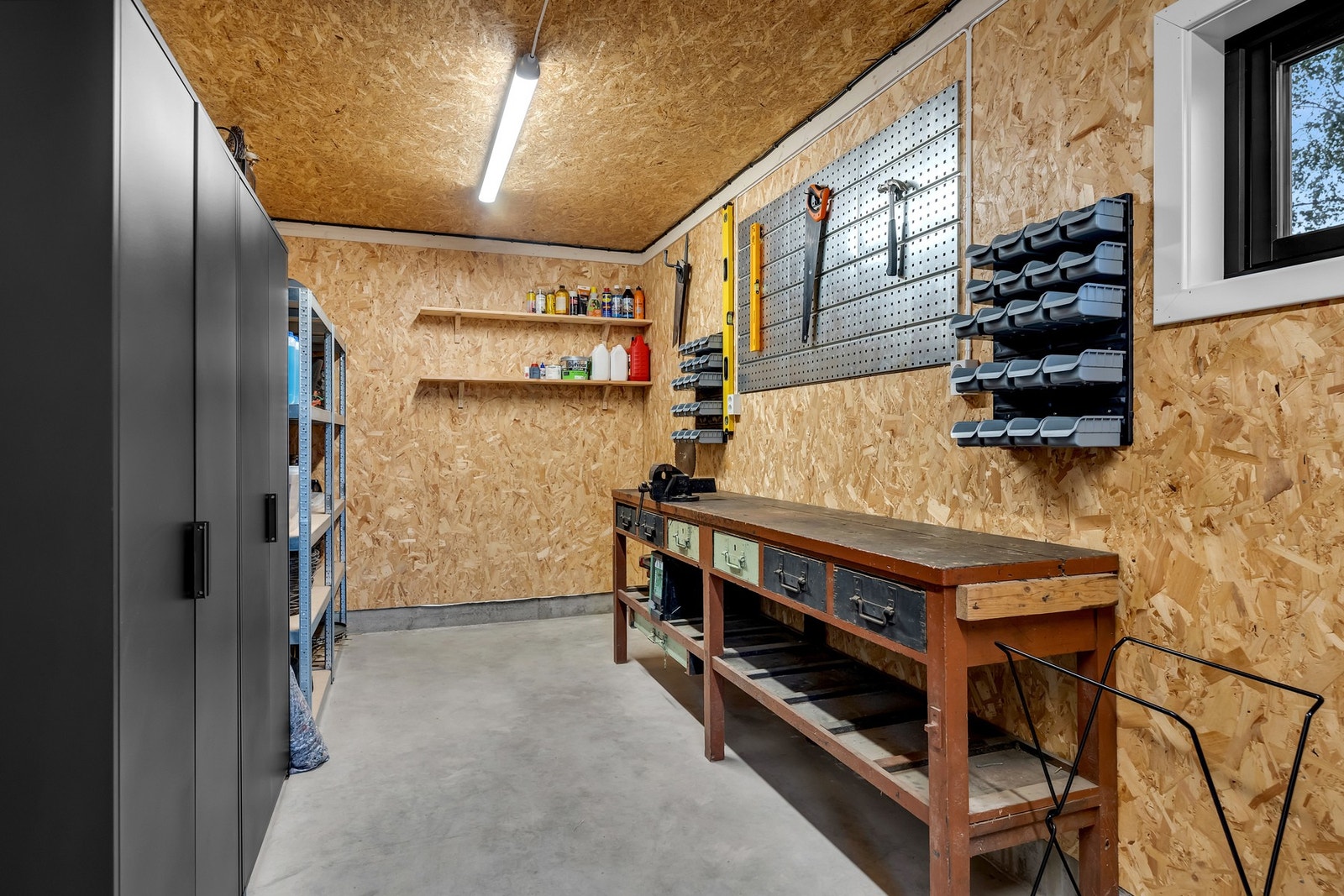 I garasjen har man også et eget verksted/bod Galleribilde