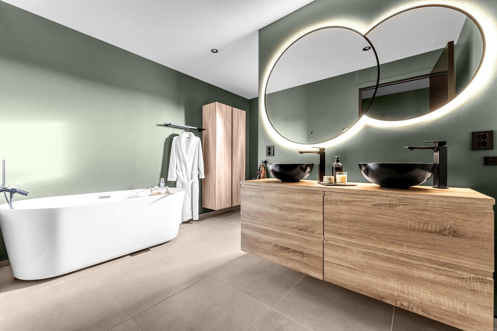 Baderom nr 1 er i lune og gode farger og med dobbeltservant Galleribilde