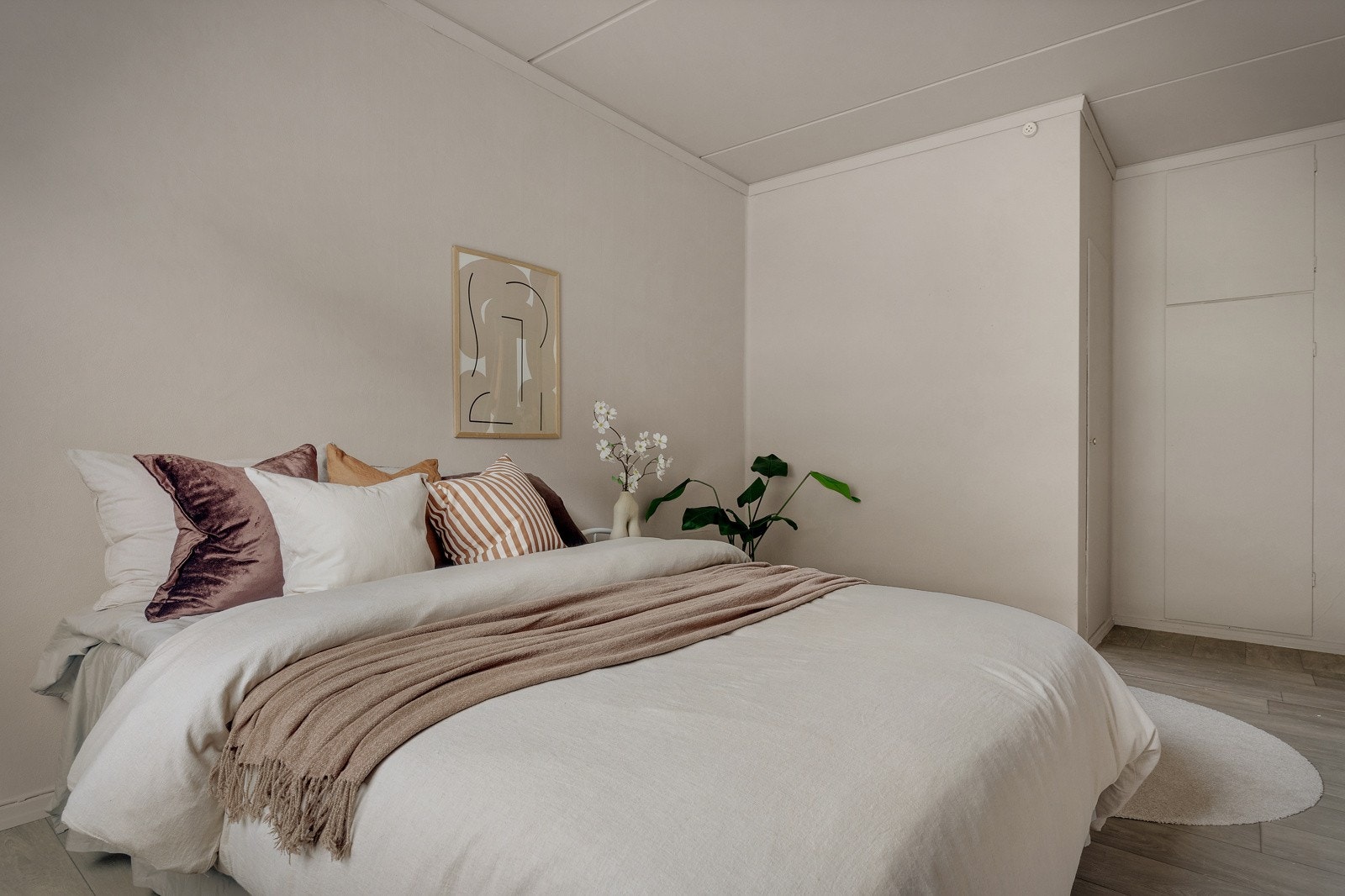 God plass til dobbeltseng og oppbevaringsplass. Galleribilde