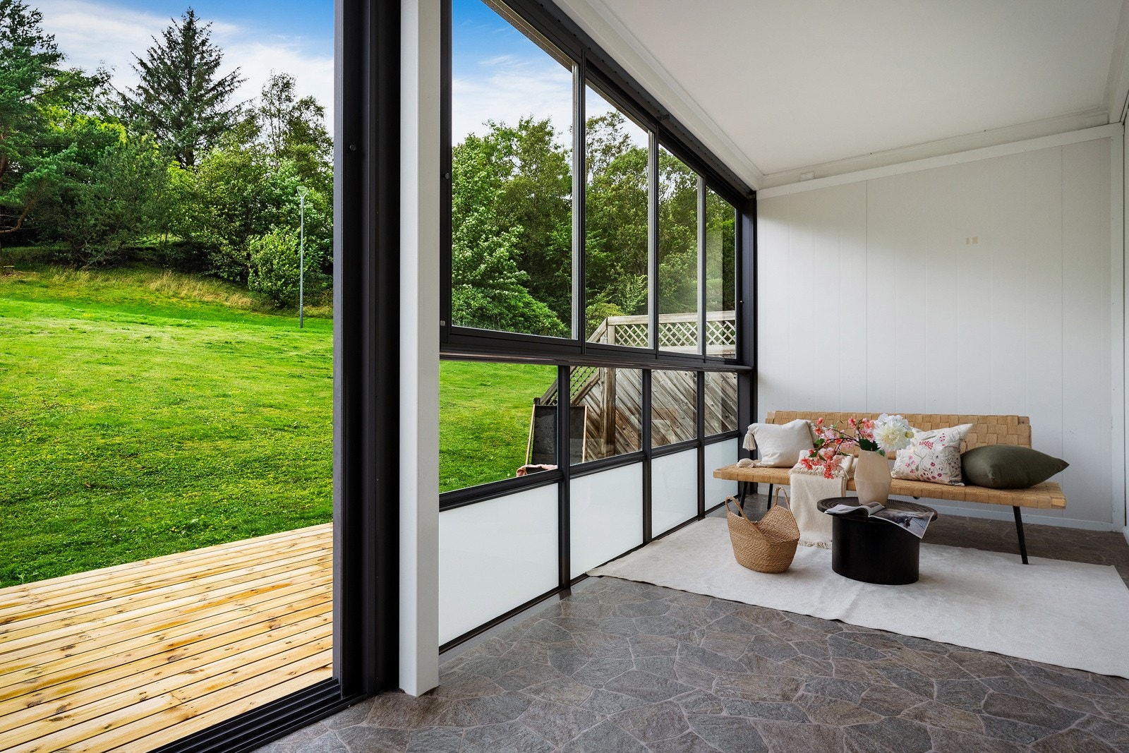 Vestvendt innglasset balkong/vinterhage på 17 kvm. Her er det god plass sittegrupper for hyggelige kvelder. Galleribilde