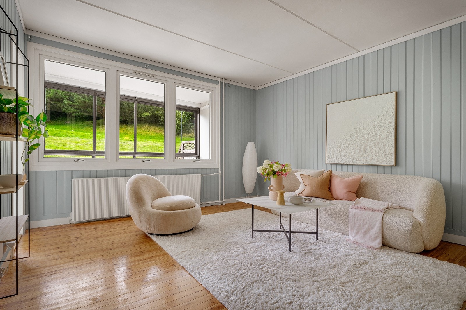 Inne har du en lys og luftig stue på 23 kvm. God energimerking. Sentralvarme og varmtvann er inkludert i felleskostnader. Galleribilde