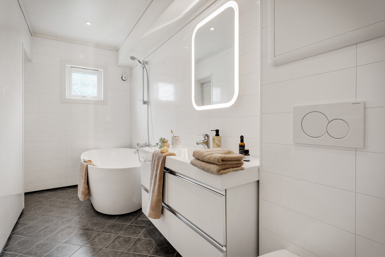 Badet er fra 2016. Elekstriske varmekabler i gulv, med termoastat. Galleribilde