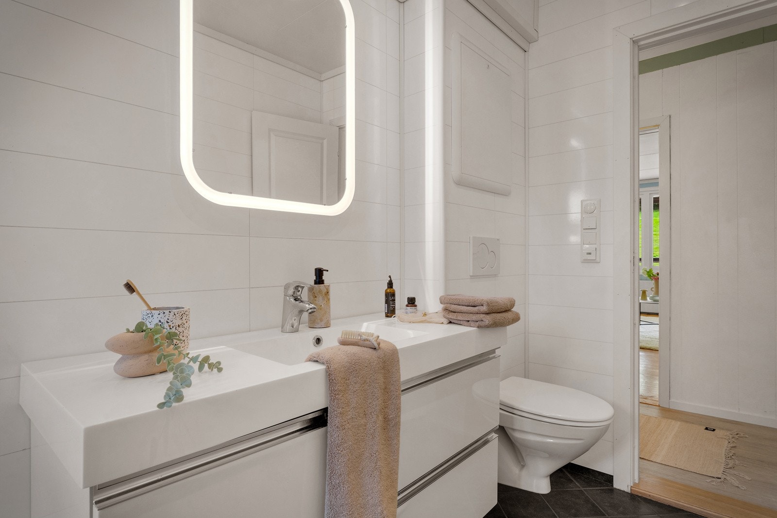 Det er elektrisk vifte og spotter i himling. El-arbeid er gjort av Stig Hovland /Elektriker Bas. Galleribilde