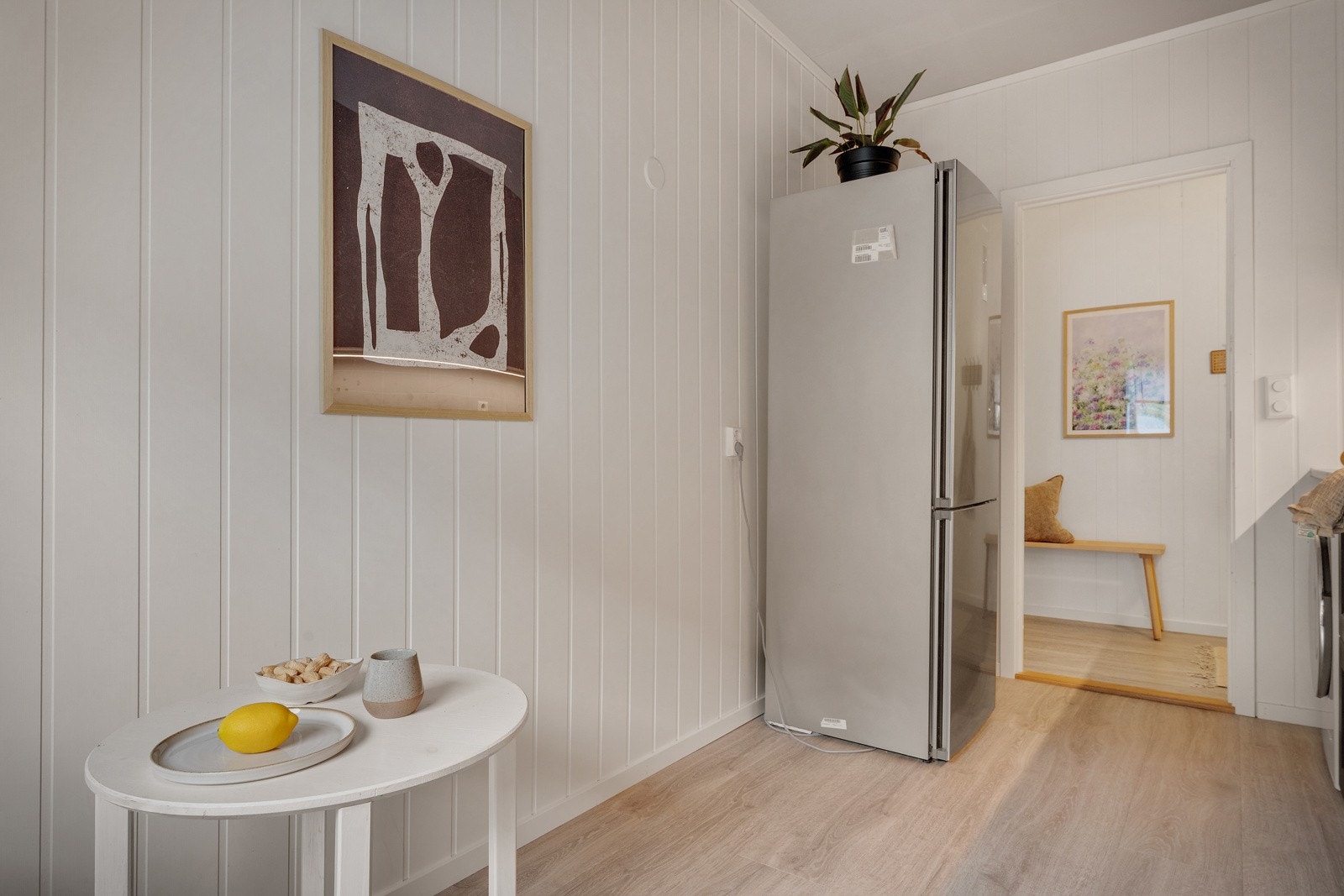 Kjøleskap/fryseskap er fra 2020 og vaskemaskin fra 2021. Galleribilde