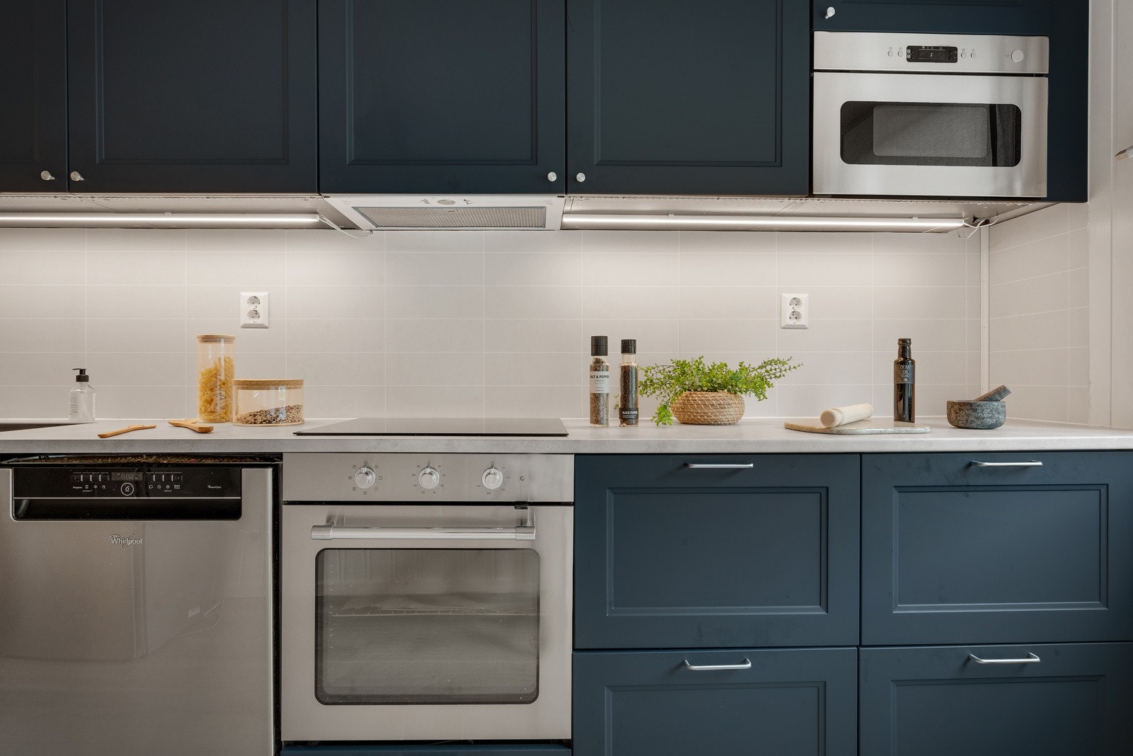 Profilerte fronter og benkeplate i laminat. Galleribilde