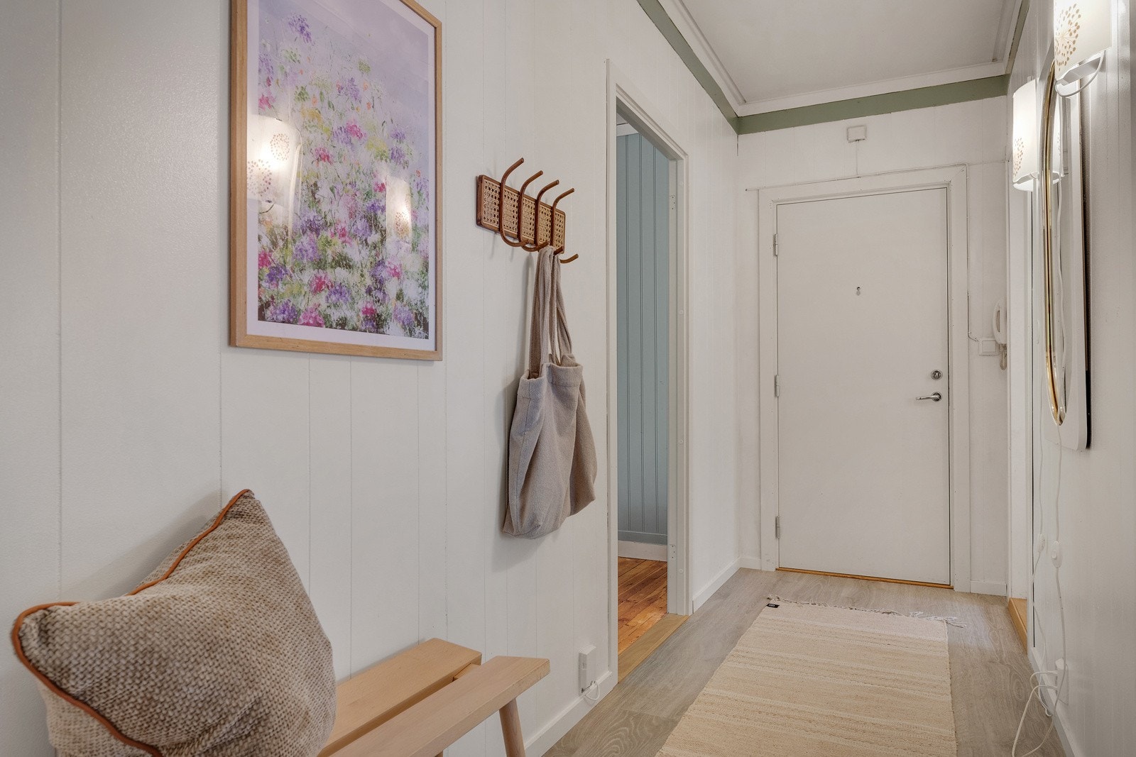 Entre/gangen måler 5 kvm. Grei plass til ytterklær og sko. Galleribilde