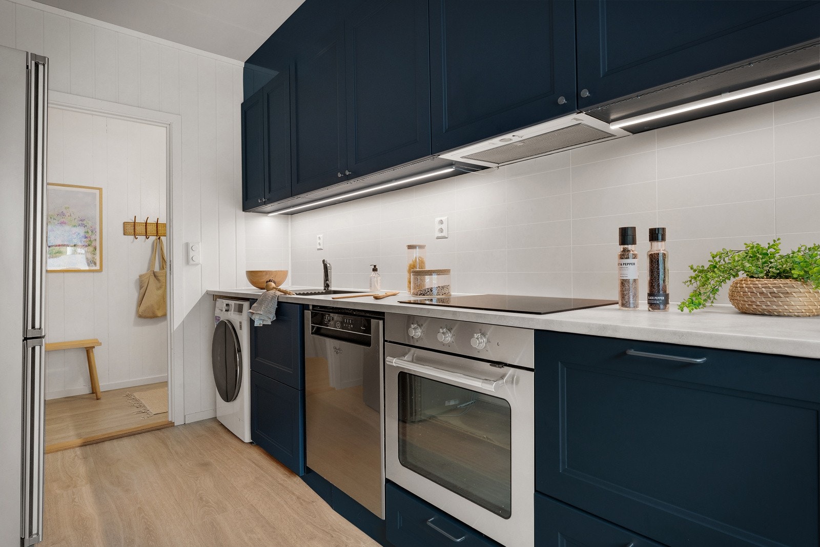 Hvitevarer medfølger salget: Ventilator, vaskemaskin, oppvaskmaskin, kjøleskap/frys, komfyr med induksjonstopp og microbølgeovn. Galleribilde