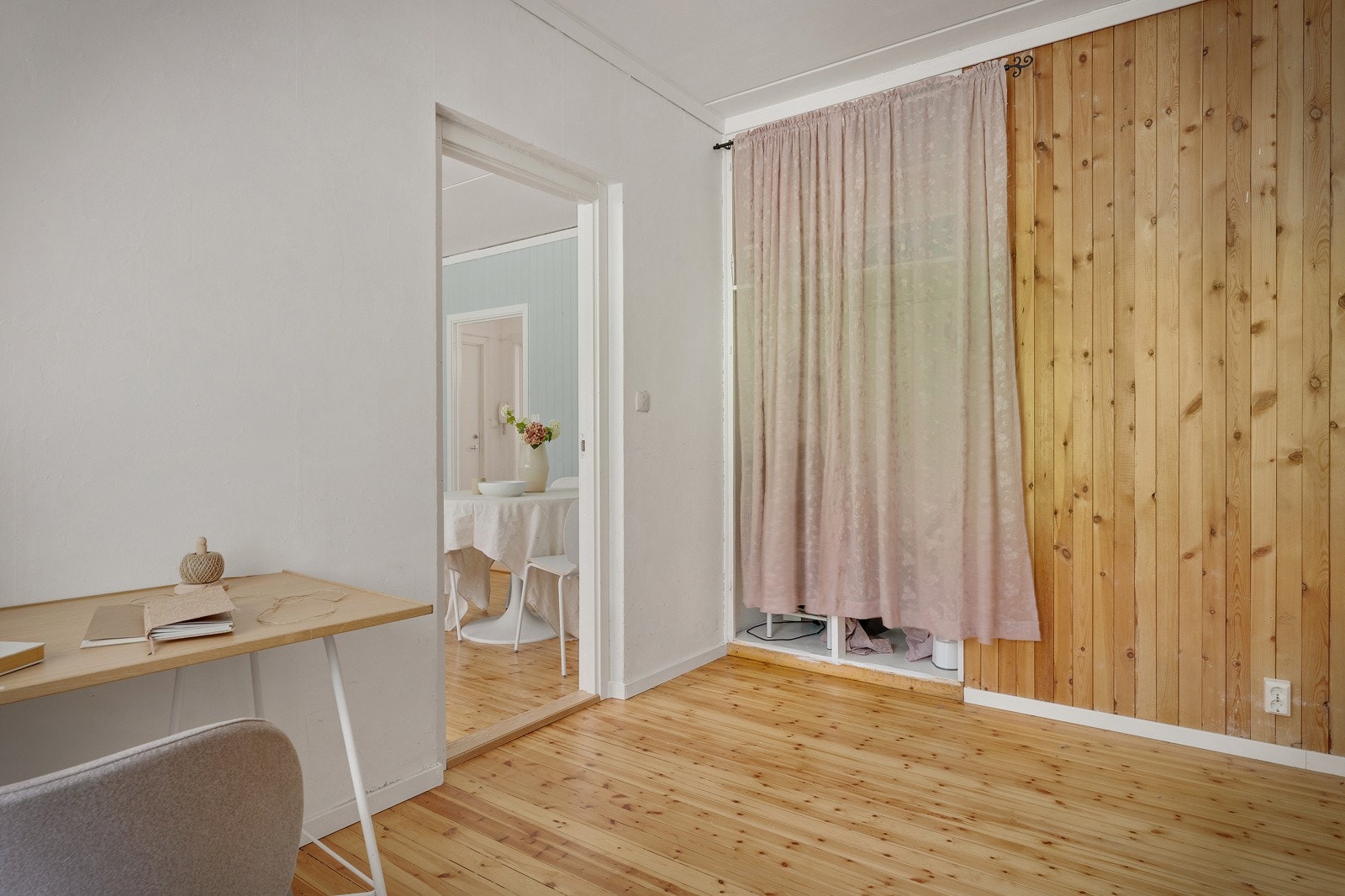 Fra soverom 2 er det eget garderobeskap/bod. Galleribilde