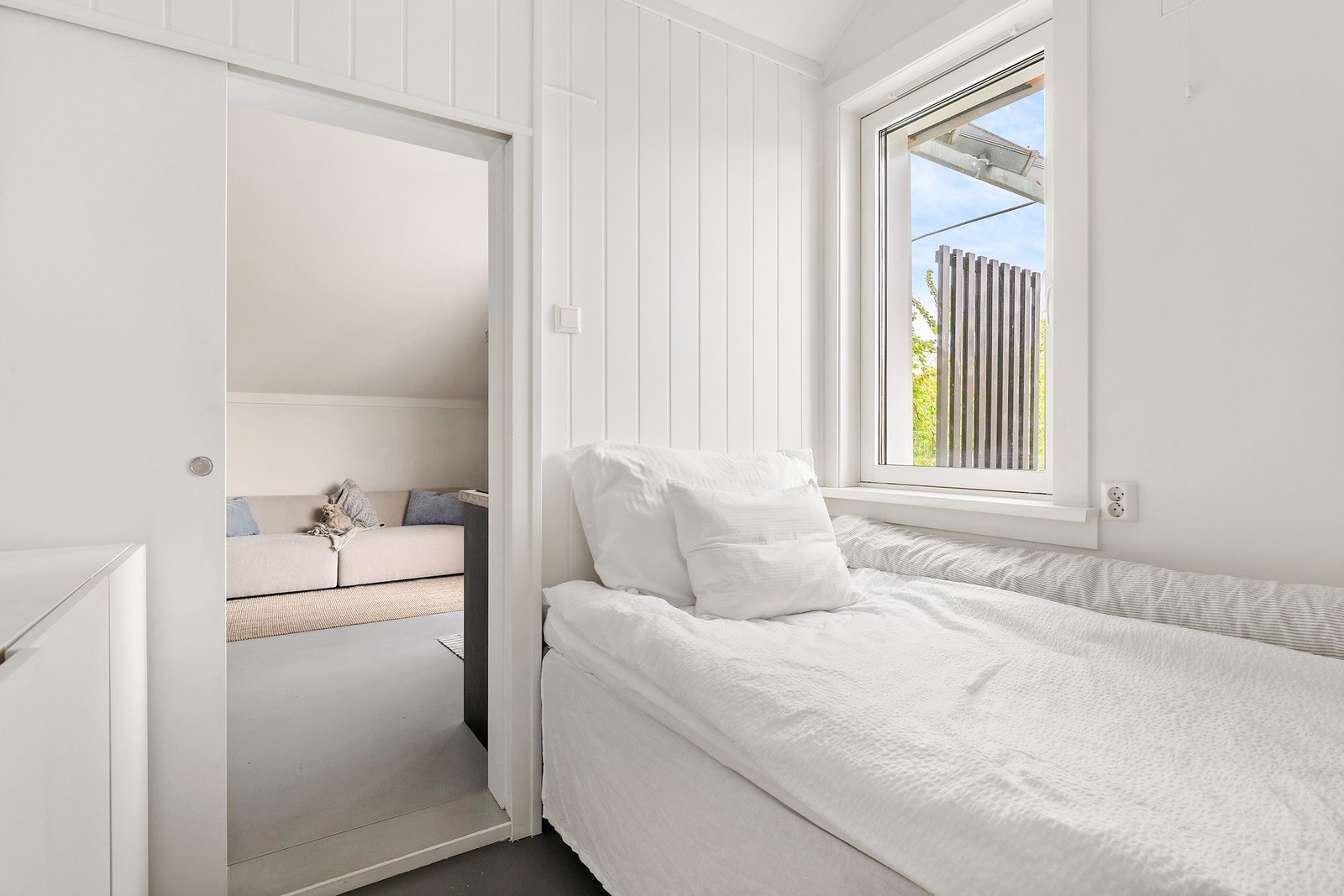 Soverommet rommer god plass til seng og oppbevaring Galleribilde