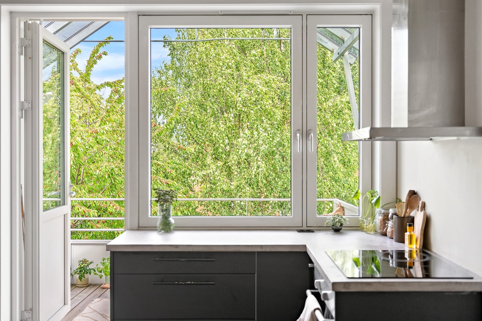 Naturskjønn utsikt fra boligens oppholdsrom Galleribilde