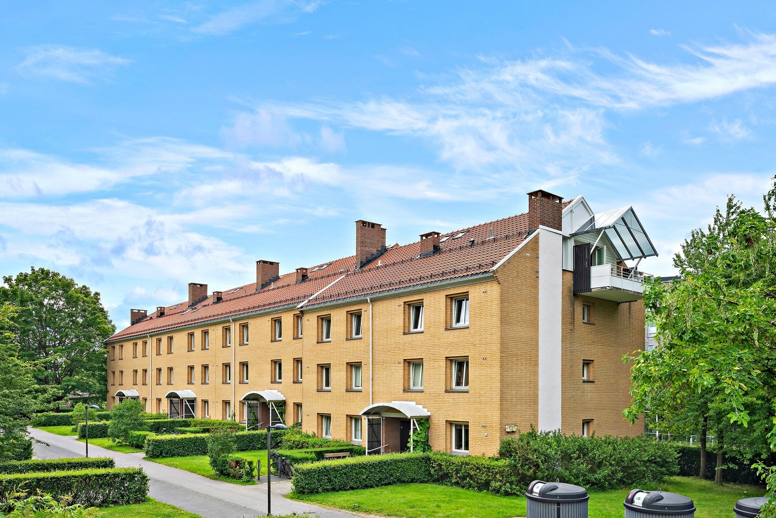 Fasade - Leiligheten er en del av 72 Hovin Borettslag, et godt og veldrevet borettslag Galleribilde