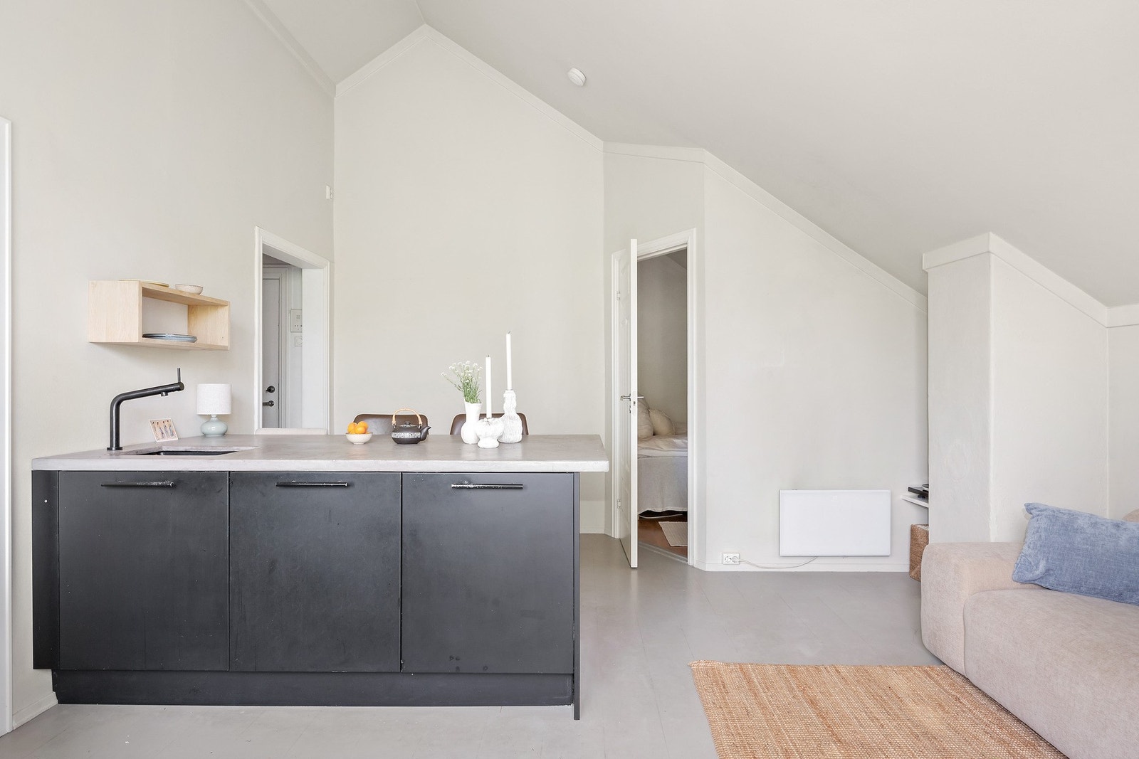 Rikelig med skap- og benkeplass sørger for et funksjonelt og arbeidsvennlig kjøkken Galleribilde